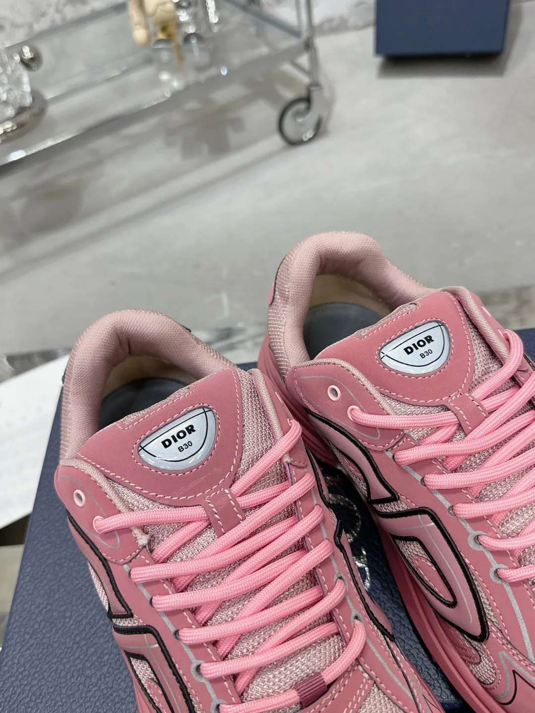 Men's men's shoes 💰600❤️❤️❤️High version Dior Dior's latest color matching B30 series reflective dad sneakers original 17380💰 purchased for development and production Brand new B30 sneakers Dad Shoes style shoes that follow the trend of the retro market The Dior logo on the tongue also indicates that this pair of shoes is the B30 model! B30 uses fine-textured leather and mesh cloth materials to form a shoe body. There are conspicuous letters CD on both sides of the shoe body to indicate identity. Many lines on the shoe body outline details to make the shoes look less monotonous and full of retro flavor. The delivery counter is exquisitely packaged🛍📦 ▪️Fabric: Original customized technical fabric + mesh ▪️Inner lining: Customized breathable lining ▪️Outsole: Original molded IP foam + TPU outsole ▪️Sole thickness: 3.5CM ▪️Size: Women’s size 35-40 / Men’s size 39-46